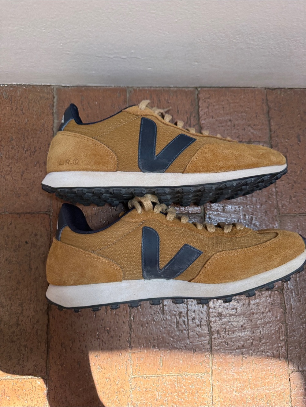 Veja Rio Branco Brown with Navy V - Picture 6 of 7
